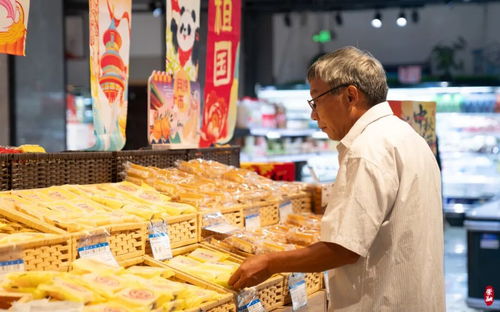 中秋佳節(jié)臨近，各式月餅搶“鮮”上市，食品市場(chǎng)迎來(lái)銷(xiāo)售熱潮